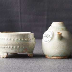 Un petit brûle-parfum tripod et un compte-gouttes en porcelaine de Chine qingbai, Song ou Yuan — photo 11