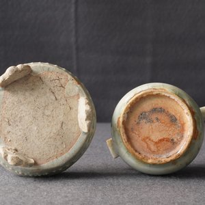 Un petit brûle-parfum tripod et un compte-gouttes en porcelaine de Chine qingbai, Song ou Yuan — photo 15
