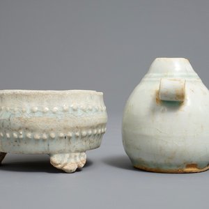 Un petit brûle-parfum tripod et un compte-gouttes en porcelaine de Chine qingbai, Song ou Yuan — photo 2