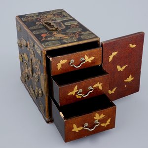 Un petit cabinet à tiroirs en lacque de Japon, Meiji, 19ème — photo 8