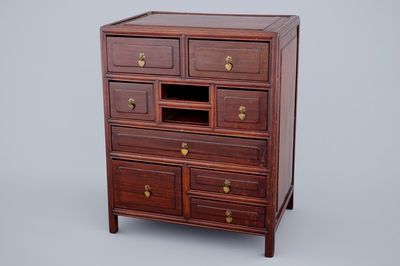 Un petit cabinet en bois hongmu, Chine, début du 20ème