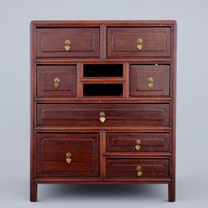 Un petit cabinet en bois hongmu, Chine, début du 20ème — photo 2