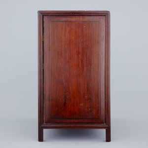 Un petit cabinet en bois hongmu, Chine, début du 20ème — photo 3