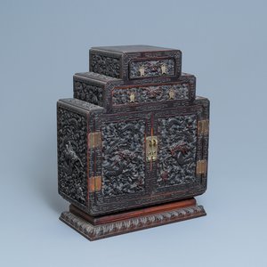 Un petit cabinet en bois sculpté à décor de dragons, Chine, République — photo 1