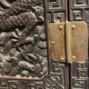 Un petit cabinet en bois sculpté à décor de dragons, Chine, République — photo 17