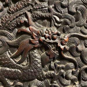 Un petit cabinet en bois sculpté à décor de dragons, Chine, République — photo 20