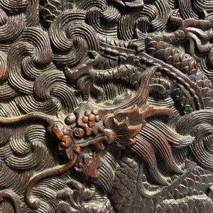 Un petit cabinet en bois sculpté à décor de dragons, Chine, République — photo 23
