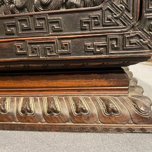 Un petit cabinet en bois sculpté à décor de dragons, Chine, République — photo 25