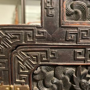 Un petit cabinet en bois sculpté à décor de dragons, Chine, République — photo 30