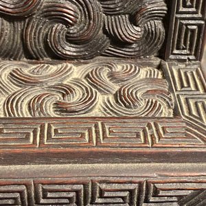 Un petit cabinet en bois sculpté à décor de dragons, Chine, République — photo 36