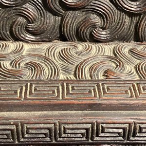 Un petit cabinet en bois sculpté à décor de dragons, Chine, République — photo 37