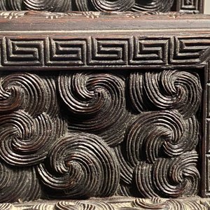Un petit cabinet en bois sculpté à décor de dragons, Chine, République — photo 40
