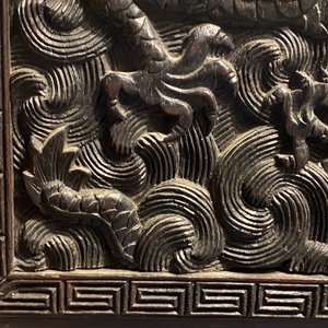 Un petit cabinet en bois sculpté à décor de dragons, Chine, République — photo 49