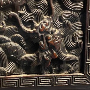 Un petit cabinet en bois sculpté à décor de dragons, Chine, République — photo 50