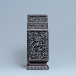 Un petit cabinet en bois sculpté à décor de dragons, Chine, République — photo 5