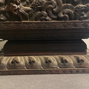 Un petit cabinet en bois sculpté à décor de dragons, Chine, République — photo 78