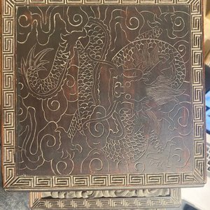 Un petit cabinet en bois sculpté à décor de dragons, Chine, République — photo 80