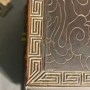 Un petit cabinet en bois sculpté à décor de dragons, Chine, République — photo 81