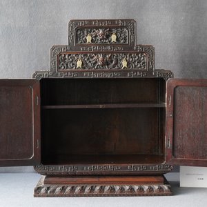 Un petit cabinet en bois sculpté à décor de dragons, Chine, République — photo 86