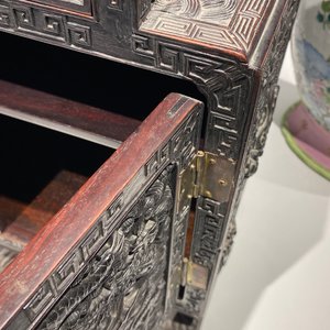 Un petit cabinet en bois sculpté à décor de dragons, Chine, République — photo 91