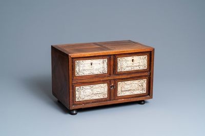 Un petit cabinet en placage d’acajou et filets de bois clairs incrusté de plaques en os gravé, Italie, 17ème