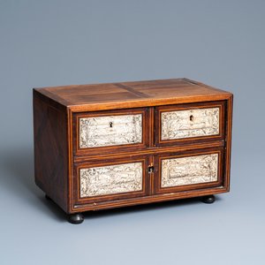 Un petit cabinet en placage d’acajou et filets de bois clairs incrusté de plaques en os gravé, Italie, 17ème — photo 1