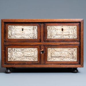 Un petit cabinet en placage d’acajou et filets de bois clairs incrusté de plaques en os gravé, Italie, 17ème — photo 3