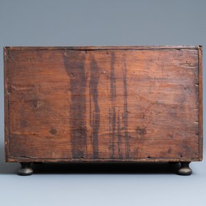 Un petit cabinet en placage d’acajou et filets de bois clairs incrusté de plaques en os gravé, Italie, 17ème — photo 5