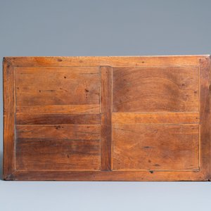 Un petit cabinet en placage d’acajou et filets de bois clairs incrusté de plaques en os gravé, Italie, 17ème — photo 7