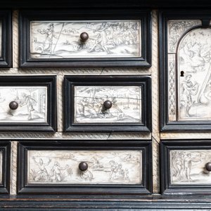 Un petit cabinet en placage d’ébène incrusté de plaques en ivoire gravé, Italie, 17ème — photo 10