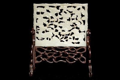Un petit écran en jade céladon sculpté sur socle en bois, 19ème