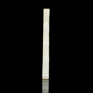 Un petit écran en jade céladon sculpté sur socle en bois, 19ème — photo 4