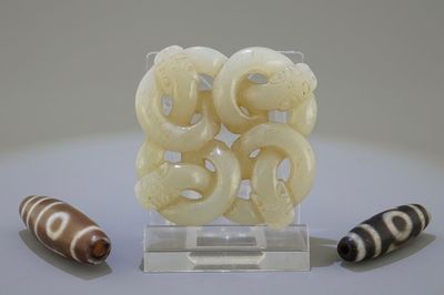 Un petit groupe de serpents en jade et deux perles, Chine, 19/20ème