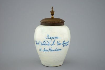 Un petit modèle d'un pot à tabac en faïence de Delft, 18ème