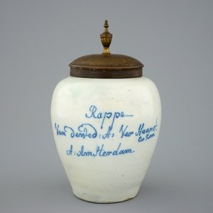 Un petit modèle d'un pot à tabac en faïence de Delft, 18ème — photo 1