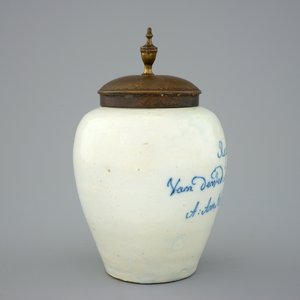Un petit modèle d'un pot à tabac en faïence de Delft, 18ème — photo 4