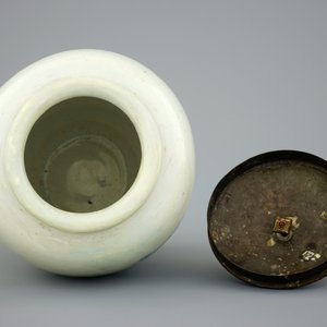 Un petit modèle d'un pot à tabac en faïence de Delft, 18ème — photo 5