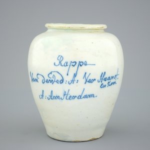 Un petit modèle d'un pot à tabac en faïence de Delft, 18ème — photo 7