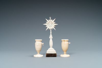Un petit ostensoir présentant un crucifix et une paire de petits bougeoirs en os, Dieppe, France, 19ème