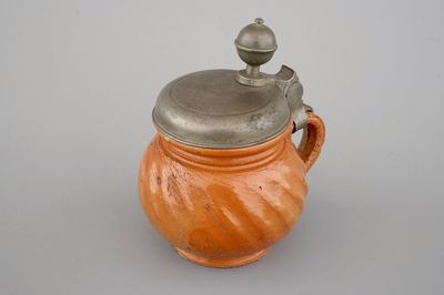 Un petit pichet en grès de Bunzlau, monté d'étain, ca. 1700