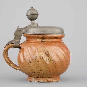 Un petit pichet en grès de Bunzlau, monté d'étain, ca. 1700 — photo 4