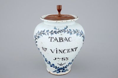 Un petit pot à tabac en faïence du Nord, 18ème