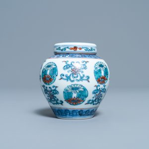 Un petit pot couvert en porcelaine de Chine doucai, marque de Yongzheng, République — photo 2