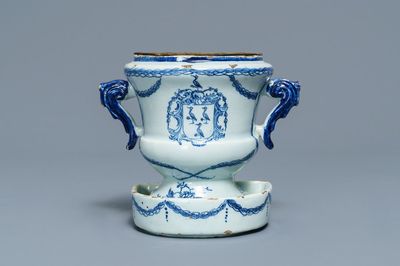 Un petit vase 'campana' armorié sur son support en faïence de Delft bleu et blanc, 18ème