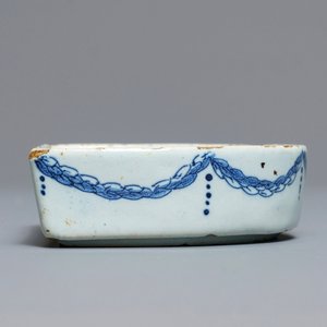 Un petit vase 'campana' armorié sur son support en faïence de Delft bleu et blanc, 18ème — photo 15