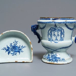 Un petit vase 'campana' armorié sur son support en faïence de Delft bleu et blanc, 18ème — photo 3