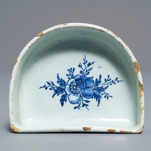 Un petit vase 'campana' armorié sur son support en faïence de Delft bleu et blanc, 18ème — photo 10