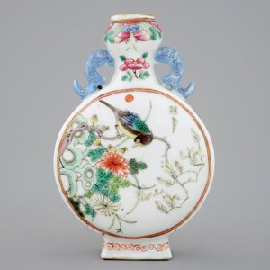 Un petit vase chinois famille rose en forme de bouteille, début du 19ème — photo 2