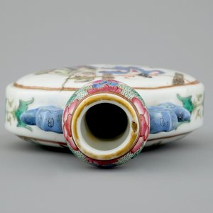Un petit vase chinois famille rose en forme de bouteille, début du 19ème — photo 5