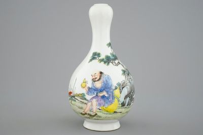 Un petit vase chinois fencai à décor d'un immortel dans un jardin, 20ème